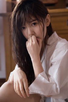 阳光中的裸女